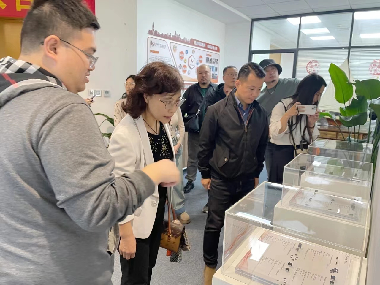 The delegation of Taicang High tech Zone Science and Technology Innovation Carrier Association visited and exchanged ideas with Suzhou Maochang Electronics